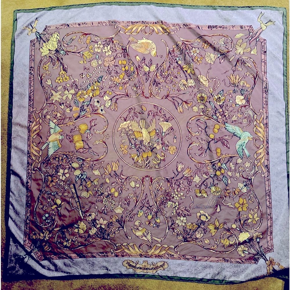 HERMÉS LARGE Foulard Oiseaux de Paradis avec Perles silk hand rolled edge